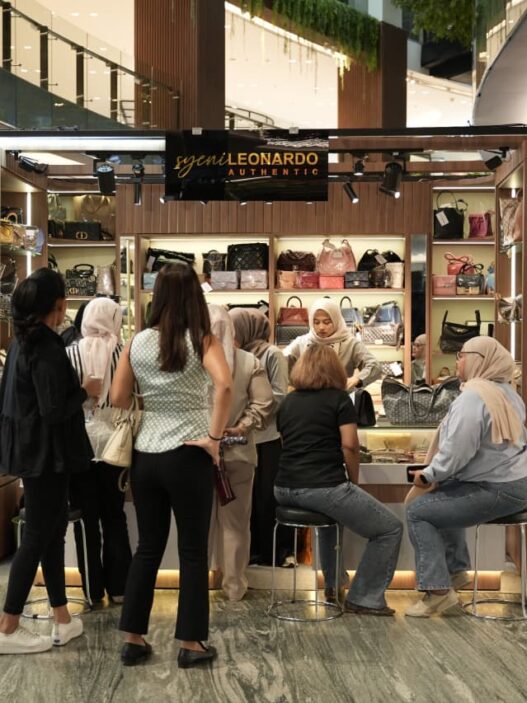 Pengunjung berkumpul di depan stan Syeni Leonardo Authentic di acara Irresistible Bazaar Lippo Mall Kemang sambil melihat koleksi tas mewah preloved branded.