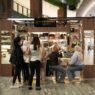 Pengunjung berkumpul di depan stan Syeni Leonardo Authentic di acara Irresistible Bazaar Lippo Mall Kemang sambil melihat koleksi tas mewah preloved branded.