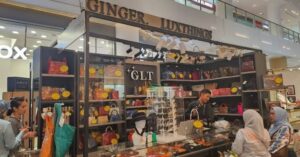 Stan Ginger Luxthings (GLT) di Irresistible Bazaar memamerkan koleksi tas mewah dan aksesori preloved branded di rak-rak etalase mall.