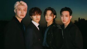 Potret empat anggota band The Rose (Woosung, Dojoon, Hajoon, dan Jaehyeong) berpose bersama dengan busana serba gelap di bawah langit senja.