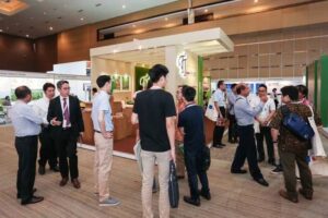 Para peserta dan pengunjung pameran dagang B2B World Tobacco Asia 2026 saling berinteraksi dan berdiskusi di area pameran Grand City Convention & Exhibition Centre Surabaya.