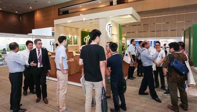 Para peserta dan pengunjung pameran dagang B2B World Tobacco Asia 2026 saling berinteraksi dan berdiskusi di area pameran Grand City Convention & Exhibition Centre Surabaya.
