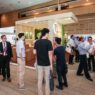 Para peserta dan pengunjung pameran dagang B2B World Tobacco Asia 2026 saling berinteraksi dan berdiskusi di area pameran Grand City Convention & Exhibition Centre Surabaya.