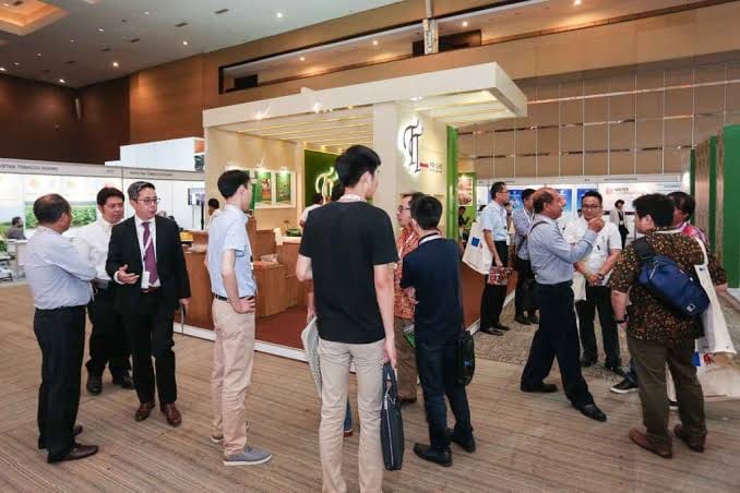 Para peserta dan pengunjung pameran dagang B2B World Tobacco Asia 2026 saling berinteraksi dan berdiskusi di area pameran Grand City Convention & Exhibition Centre Surabaya.