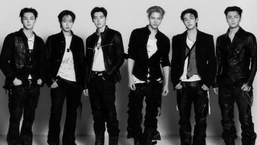 Foto konsep hitam putih anggota grup K-pop ENHYPEN mengenakan pakaian serba hitam dengan gaya edgy dan stylish.
