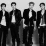 Foto konsep hitam putih anggota grup K-pop ENHYPEN mengenakan pakaian serba hitam dengan gaya edgy dan stylish.