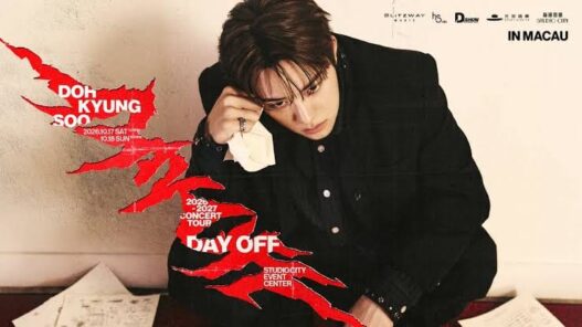 Poster tur konser solo Doh Kyung Soo bertajuk 'DAY OFF' di Macau. Menampilkan Doh Kyung Soo berpose menopang dagu dengan blazer hitam di atas latar putih, disertai grafis sobekan kertas merah berisikan detail tanggal konser 17-18 Oktober 2026 di Studio City Event Center.