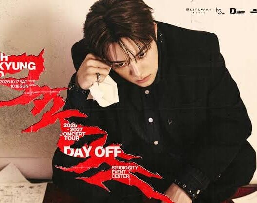 Poster tur konser solo Doh Kyung Soo bertajuk 'DAY OFF' di Macau. Menampilkan Doh Kyung Soo berpose menopang dagu dengan blazer hitam di atas latar putih, disertai grafis sobekan kertas merah berisikan detail tanggal konser 17-18 Oktober 2026 di Studio City Event Center.