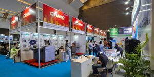Suasana jajaran booth paviliun peserta asal China yang memamerkan mesin pengolahan dan pengemasan makanan di ALLPack Indonesia 2026 JIExpo Kemayoran.