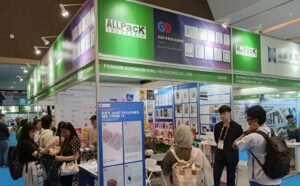 Pengunjung pameran ALLPack Indonesia 2026 mendatangi booth Foshan Xungaosheng Packaging Co., Ltd. untuk melihat berbagai sampel produk kemasan fleksibel dan standing pouch.