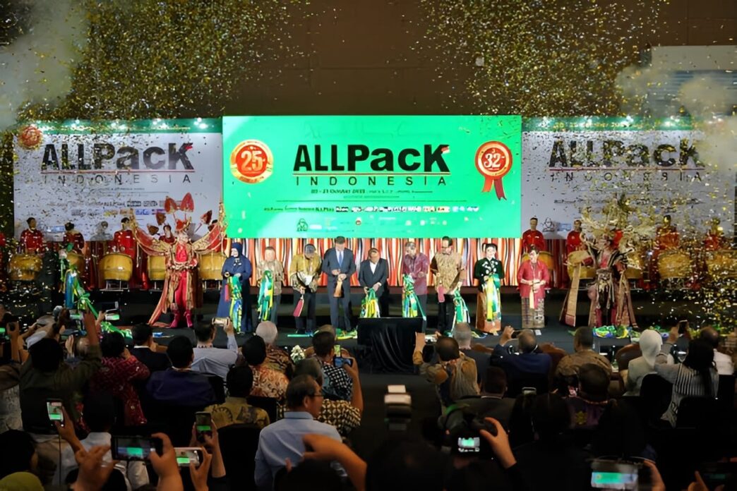 Suasana seremoni pembukaan pameran ALLPack Indonesia 2026 di panggung utama JIExpo Kemayoran dengan confetti emas serta jajaran pejabat dan tamu undangan di atas panggung.