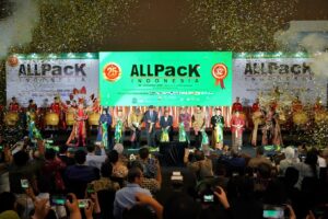 Suasana seremoni pembukaan pameran ALLPack Indonesia 2026 di panggung utama JIExpo Kemayoran dengan confetti emas serta jajaran pejabat dan tamu undangan di atas panggung.
