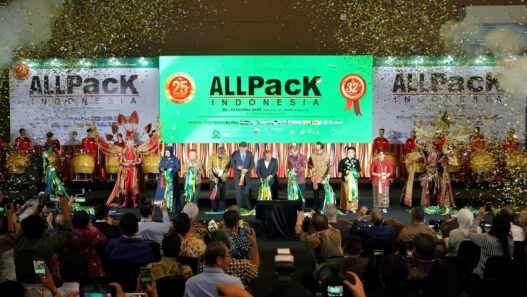 Suasana seremoni pembukaan pameran ALLPack Indonesia 2026 di panggung utama JIExpo Kemayoran dengan confetti emas serta jajaran pejabat dan tamu undangan di atas panggung.