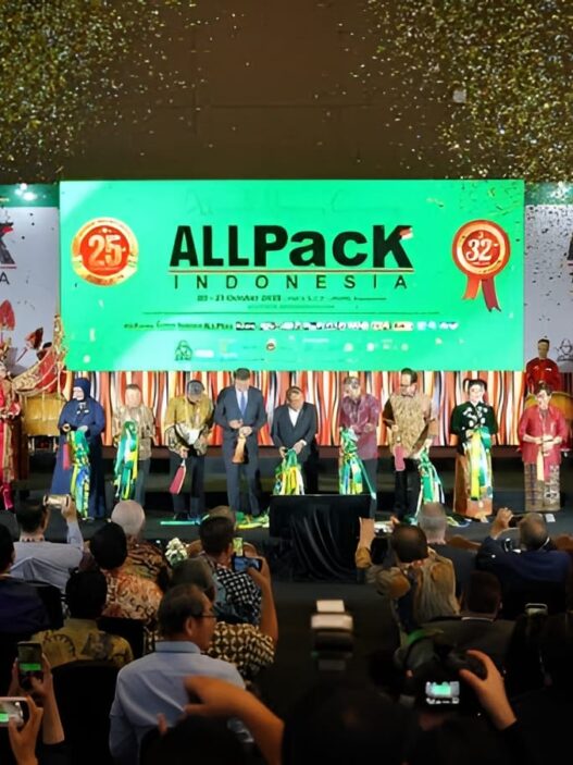 Suasana seremoni pembukaan pameran ALLPack Indonesia 2026 di panggung utama JIExpo Kemayoran dengan confetti emas serta jajaran pejabat dan tamu undangan di atas panggung.