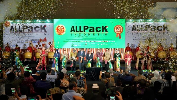 Suasana seremoni pembukaan pameran ALLPack Indonesia 2026 di panggung utama JIExpo Kemayoran dengan confetti emas serta jajaran pejabat dan tamu undangan di atas panggung.