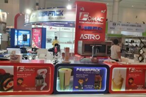 "Stan pameran Fomac dan Powerpack yang menampilkan berbagai mesin pengolah makanan, mesin pengemas, serta peralatan dapur komersial di area pameran."